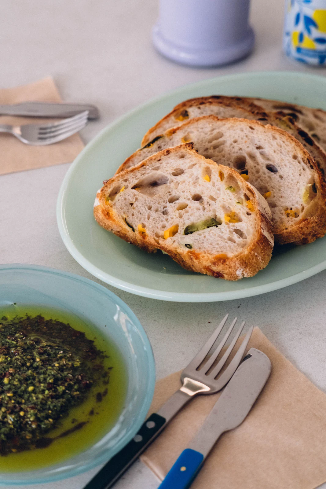 Brot und Olivenöl auf einem Holzbrett