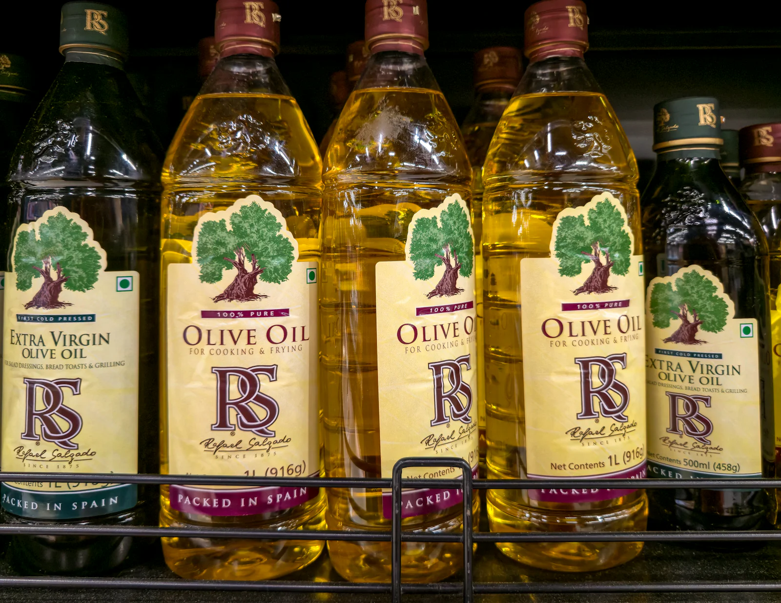 Bottiglie di olio d'oliva sullo scaffale di un supermercato svizzero